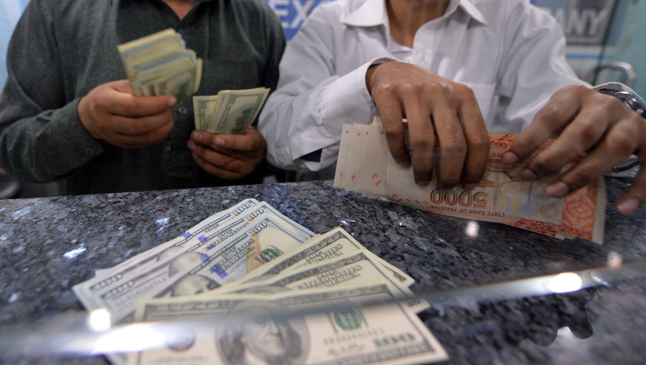 Юрлицо в Ошской области оштрафовали за незаконный обмен валюты