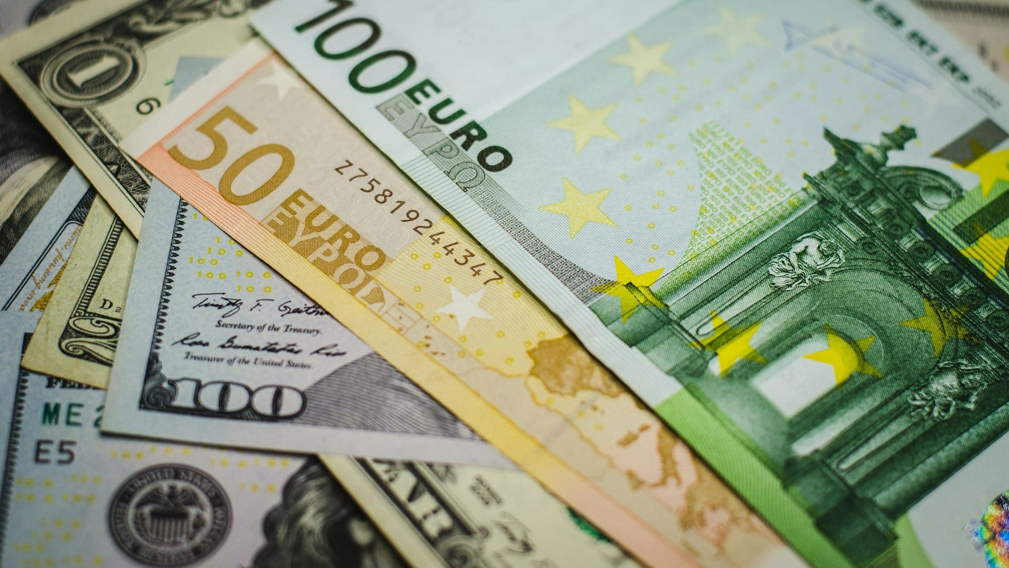 Курс валют на Моссовете: доллар и евро подешевели