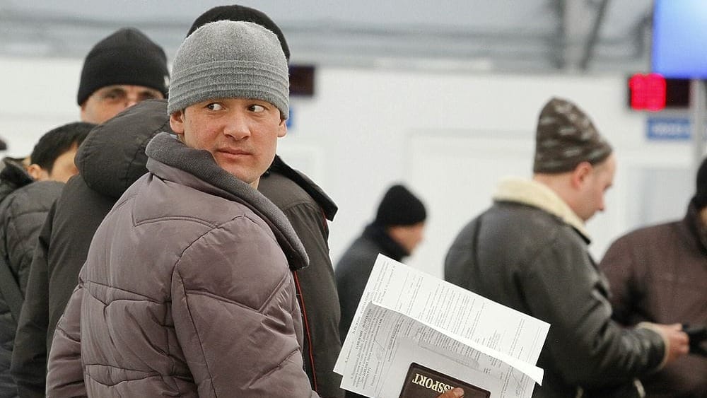 Минтруда КР предупредило мигрантов в России о риске вербовки при трудоустройстве